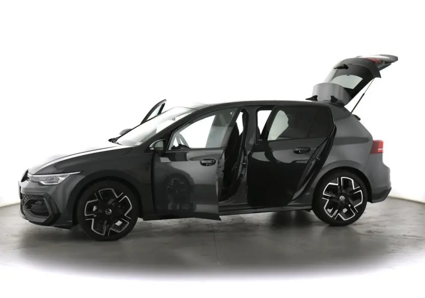 Volkswagen Golf VIII gris dauphin vue de profil gauche avec portes avant et arrière ouvertes et coffre relevé.