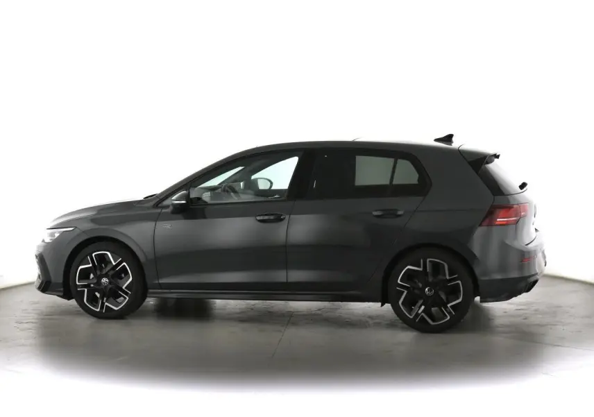 Profil côté gauche d'une Volkswagen Golf VIII R-Line 2026 en gris dauphin avec jantes alliage 18 pouces et toit ouvrant.