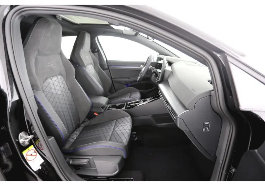 Vue intérieure côté droit de la Volkswagen Golf VIII R-Line 2026 avec sièges sport gris et surpiqûres bleues.