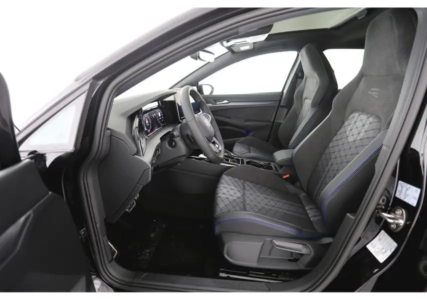 Vue intérieure côté conducteur de la Volkswagen Golf VIII R-Line 2026 avec sièges sport gris et volant cuir multifonctions.