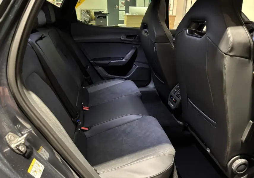 Vue intérieure arrière côté gauche des sièges bimatière noirs et suédine du CUPRA Leon 2.0 TDI gris Graphène 2026.