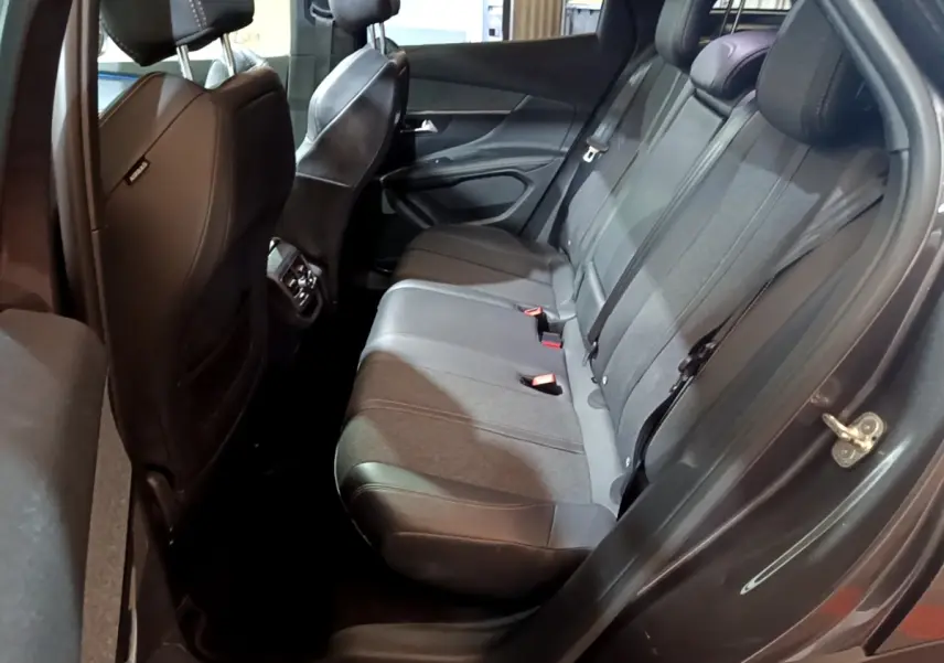 Vue intérieure côté droit des sièges arrière en cuir et tissu gris du Peugeot 3008 GT Line 2020.