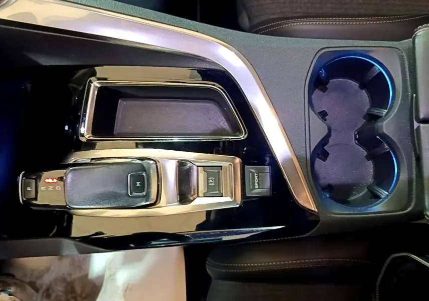 Vue plongeante sur la console centrale noire du Peugeot 3008 GT Line 2020 avec levier de vitesse automatique et porte-gobelets.