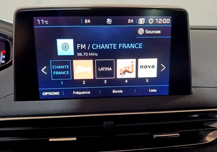 Écran tactile central du tableau de bord du Peugeot 3008 GT Line 2020, affichant les stations radio FM.