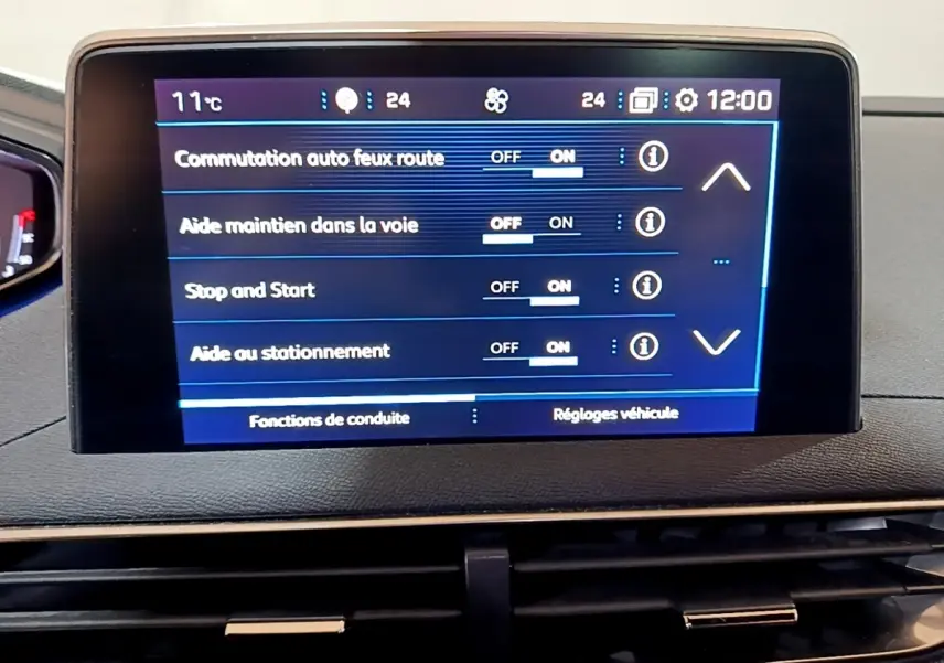 Écran tactile central du Peugeot 3008 GT Line 2020 affichant les réglages d’aides à la conduite, intérieur noir.