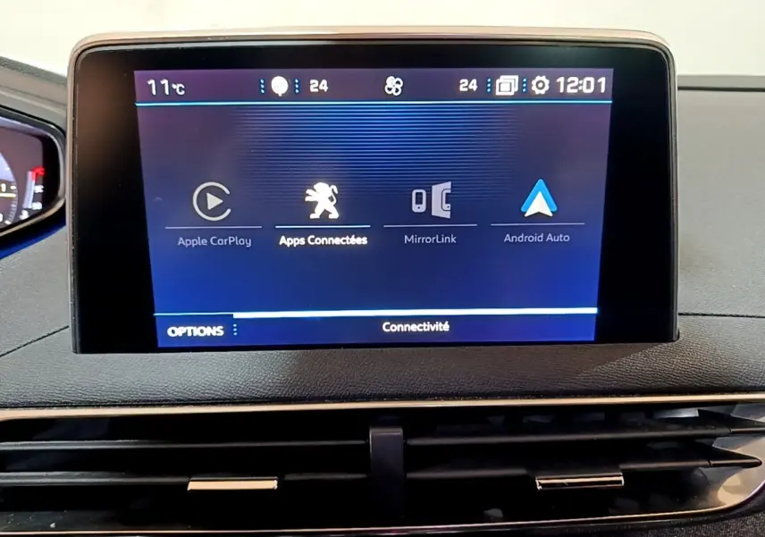Écran tactile central affichant les options connectivité Apple CarPlay et Android Auto dans un Peugeot 3008 gris foncé.