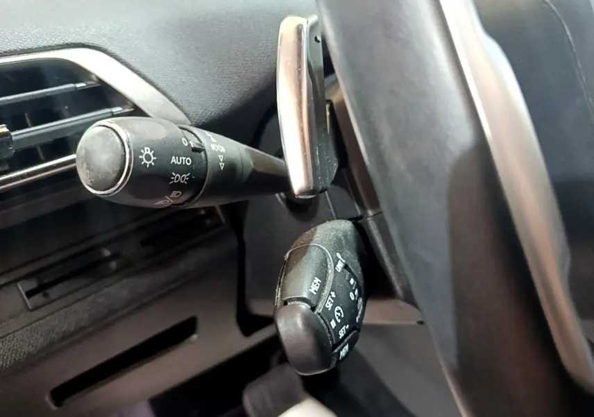 Gros plan sur les commandes au volant cuir du Peugeot 3008 gris foncé, version GT Line 2020, côté gauche.