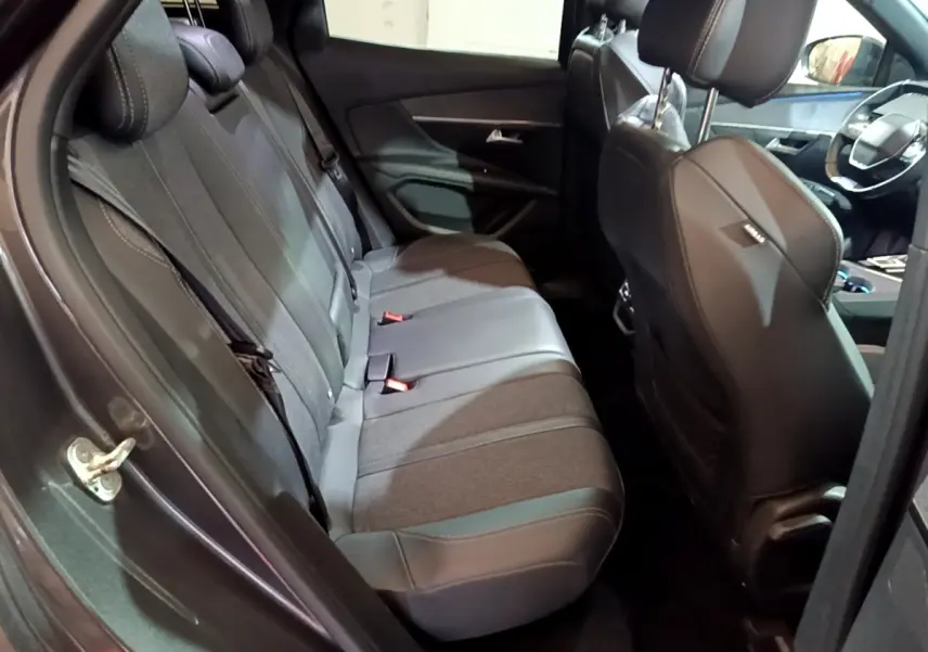 Vue intérieure côté gauche sur la banquette arrière grise et les sièges avant cuir du Peugeot 3008 GT Line 2020.