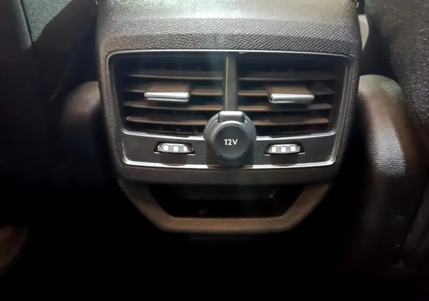 Gros plan sur la prise 12V et les aérateurs arrière noirs du Peugeot 3008 GT Line gris foncé, version 2020.