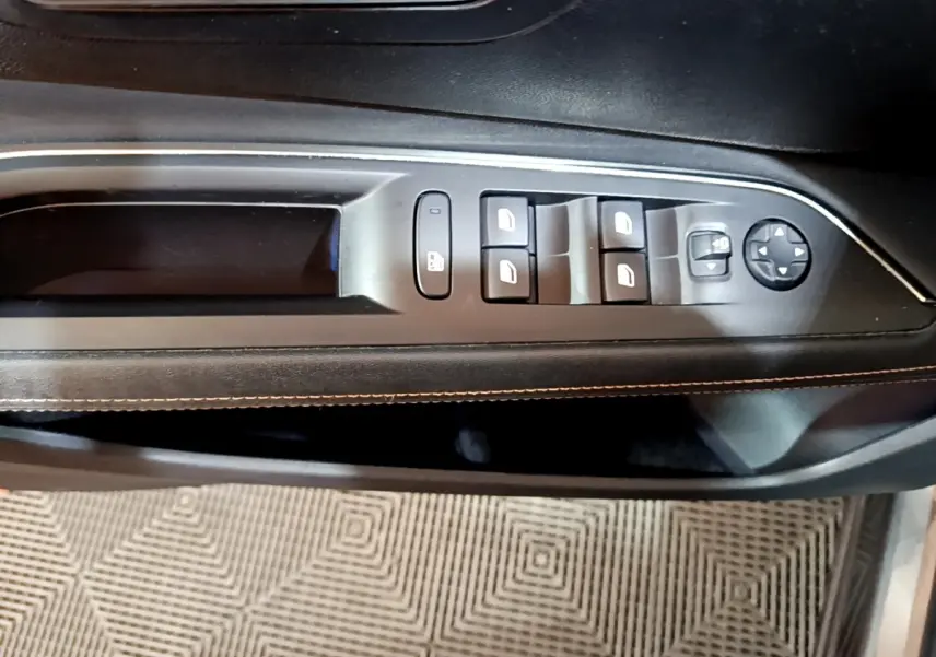 Gros plan sur la commande des vitres et rétroviseurs côté conducteur du Peugeot 3008 GT Line gris foncé.