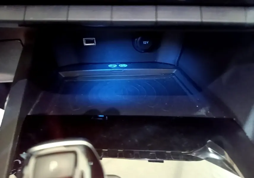 Détail de la console centrale avec prise 12V et port USB du Peugeot 3008 GT Line gris foncé, vue rapprochée intérieure.