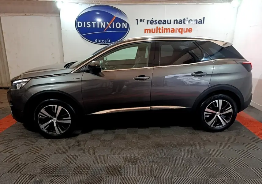 Vue de profil côté gauche d’un Peugeot 3008 gris foncé GT Line dans un showroom avec logo Distinxion en arrière-plan.