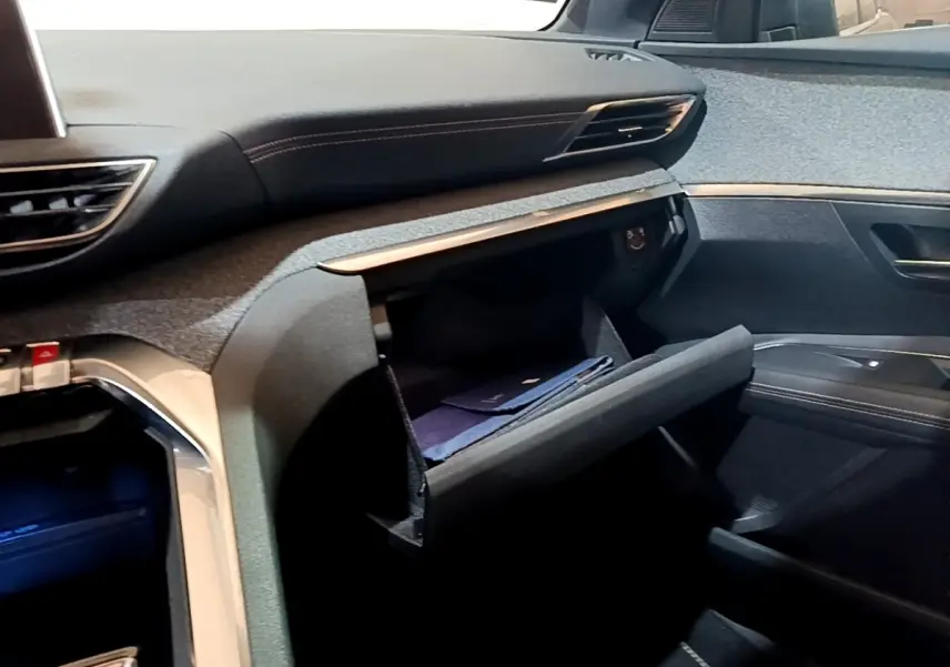 Intérieur PEUGEOT 3008 GT LINE 2020, vue côté passager sur boîte à gants ouverte avec tableau de bord gris foncé.