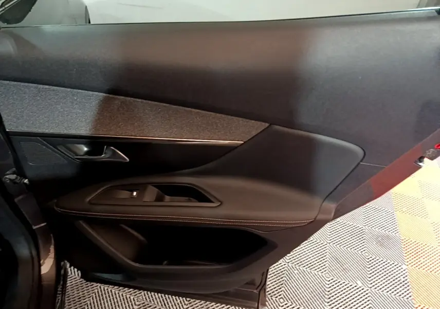 Vue intérieure du panneau de porte côté gauche du Peugeot 3008 GT Line 2020, finition cuir noir avec surpiqûres contrastantes.