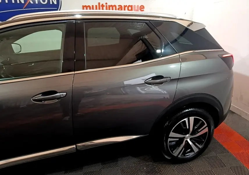 Vue latérale droite du Peugeot 3008 GT Line gris foncé, mettant en valeur les lignes épurées et les jantes alliage noires.