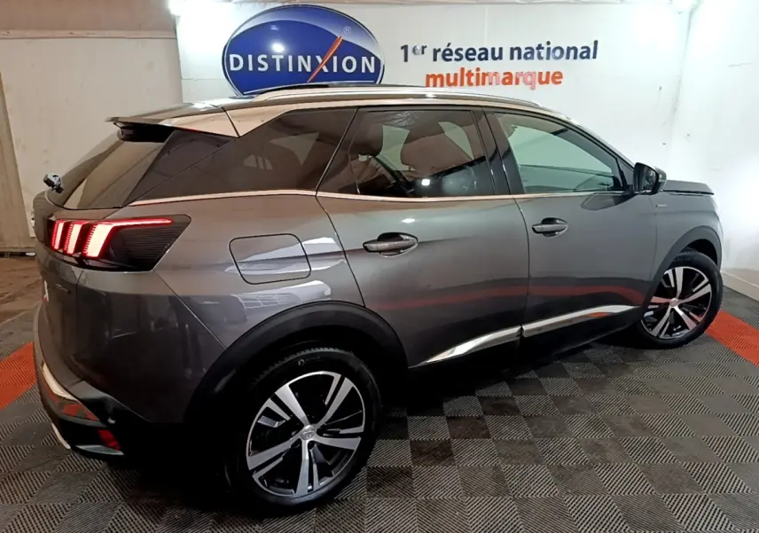 Peugeot 3008 GT Line gris foncé vue 3/4 arrière droit, feux arrière LED allumés, jantes alliage distinctives.