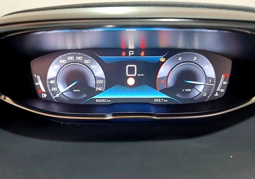 Tableau de bord numérique de Peugeot 3008 2020, affichage 12,3 pouces avec vitesse et compte-tours en bleu.