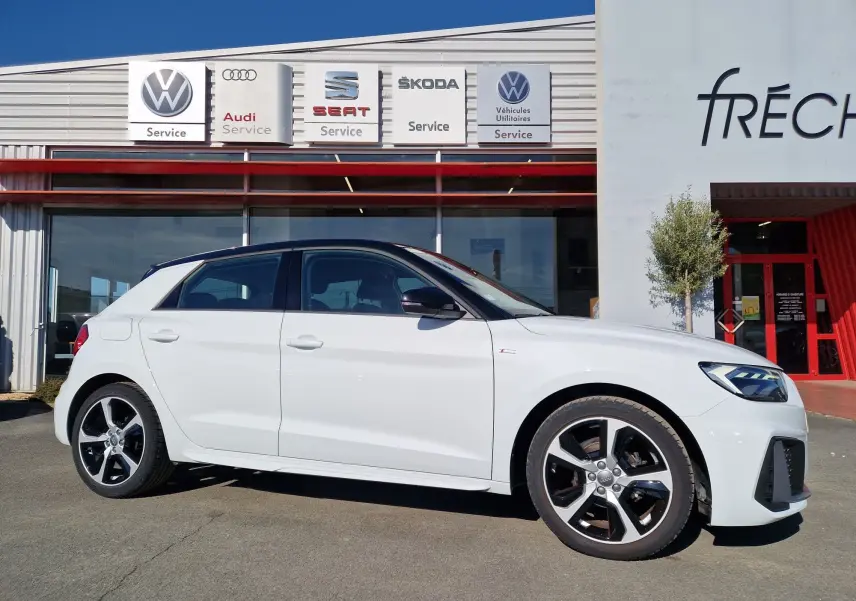 Audi A1 Sportback blanc glacier vue de profil côté droit, avec jantes alliage noires et toit noir contrasté.