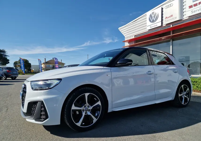 Audi A1 Sportback blanc glacier vue 3/4 avant droit, avec jantes alliage noires et toit noir contrasté.