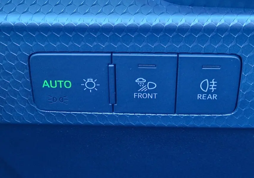 Gros plan sur les commandes d’éclairage automatique et antibrouillard avant/arrière sur Audi A1 Sportback blanc glacier.