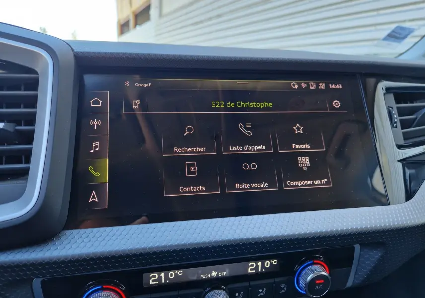 Vue rapprochée de l’écran tactile central et de la console de climatisation d’une Audi A1 Sportback 2020.