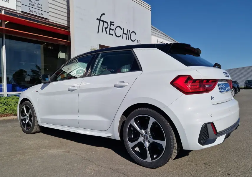 Audi A1 Sportback blanc glacier vue 3/4 arrière droit, avec jantes alliage noires et toit noir contrasté.