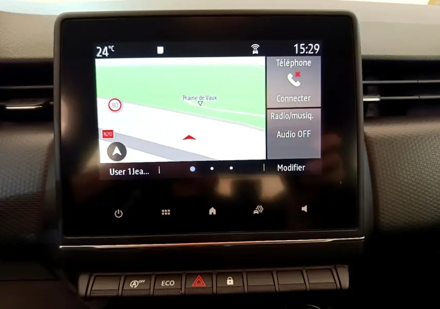 Écran tactile central affichant la navigation 3D dans un Renault Clio Business Blue dCi 85, intérieur noir.