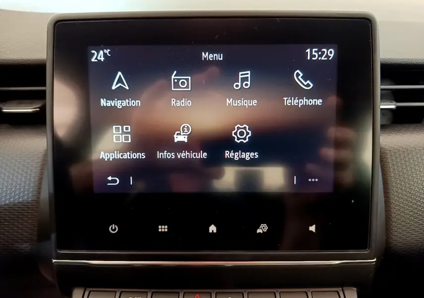 Écran tactile central affichant le menu principal du système multimédia de la Renault Clio Business Blue dCi 85.