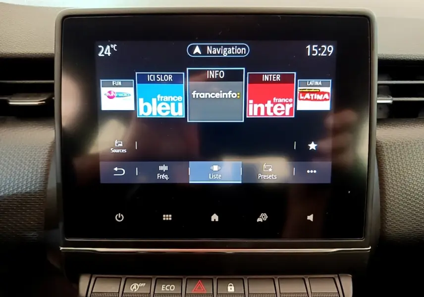 Écran tactile central de la Renault Clio Business Blue dCi 85 2020 affichant les stations radio, vue frontale intérieure.