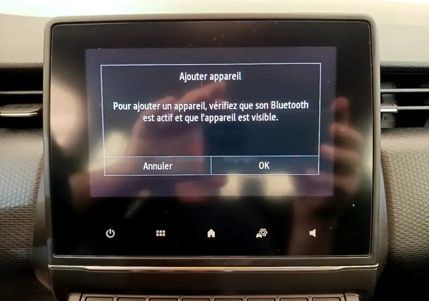 Écran tactile central affichant un message Bluetooth dans l'habitacle d'une Renault Clio Business Blue dCi 85 2020.