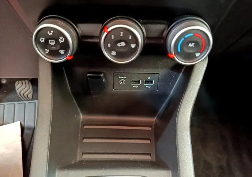 Vue rapprochée des commandes de climatisation et des ports USB de la Renault Clio Business Blue dCi 85 de 2020.