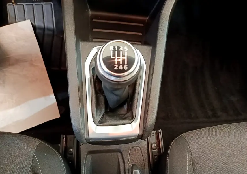 Gros plan sur le levier de vitesses manuel noir de la Renault Clio Business Blue dCi 85, entouré de garnitures grises.