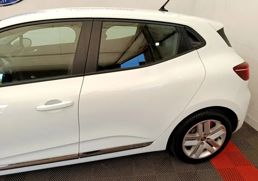 Profil droit de la Renault Clio Business Blue dCi 85 blanche, avec jantes alliage et bandeau chromé bas de porte.
