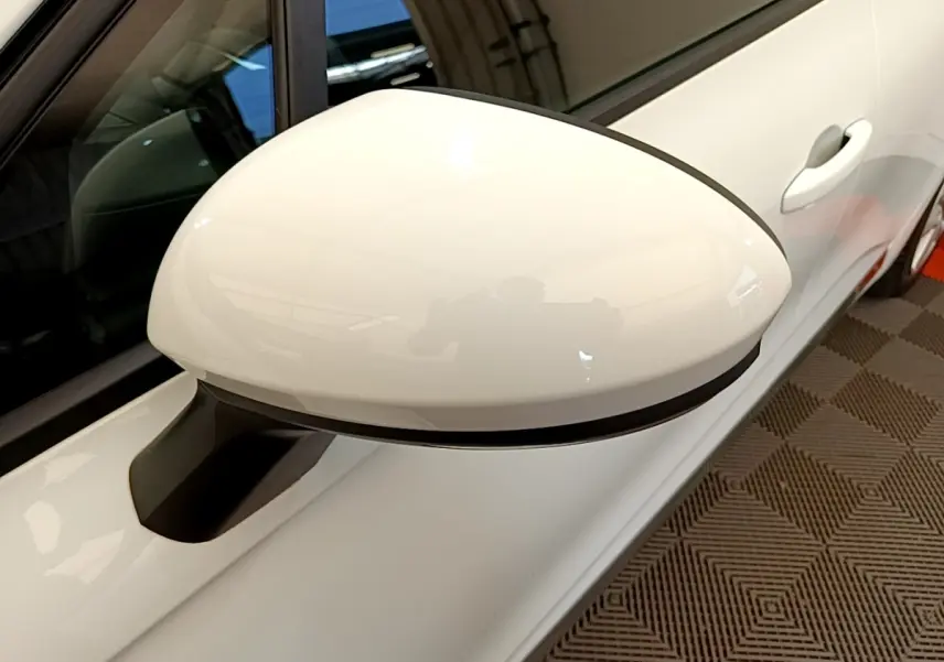 Rétroviseur droit blanc en gros plan de la Renault Clio Business Blue dCi 85 2020, vue latérale partielle.