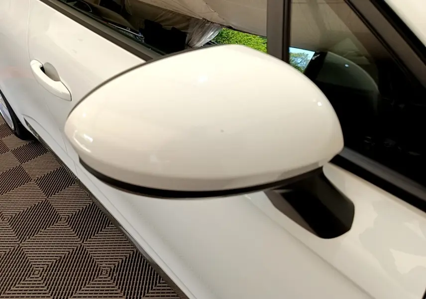 Gros plan sur le rétroviseur droit blanc d’une Renault Clio Business Blue dCi 85 de 2020, vue côté extérieur.