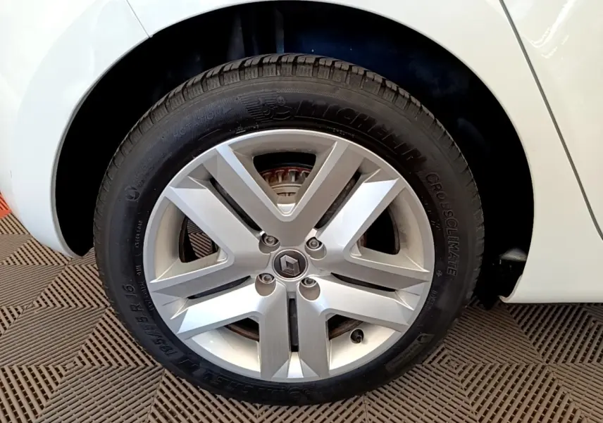 Gros plan sur la roue arrière droite blanche d'une Renault Clio Business Blue dCi 85 de 2020, avec jante en alliage.