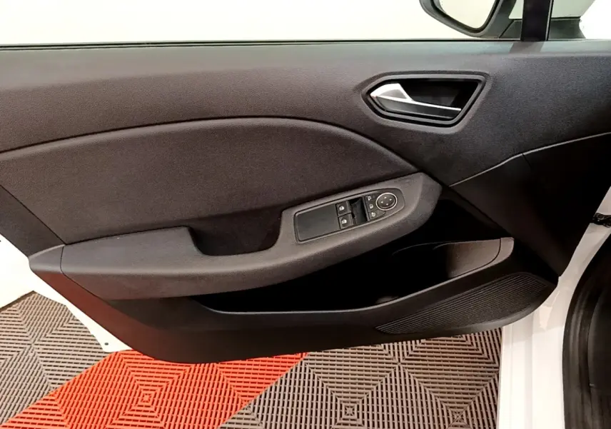 Vue rapprochée de la porte avant droite noire d’une Renault Clio Business Blue dCi 85 blanche, avec commandes électriques.