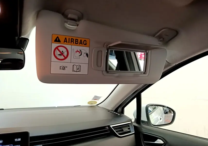 Intérieur de Renault Clio Business Blue dCi 85 2020, vue côté passager avec pare-soleil ouvert et miroir visible.