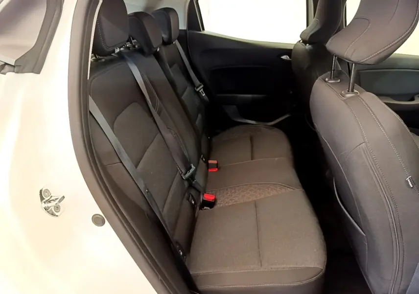 Vue intérieure côté gauche sur la banquette arrière noire de la Renault Clio Business Blue dCi 85 blanche de 2020.