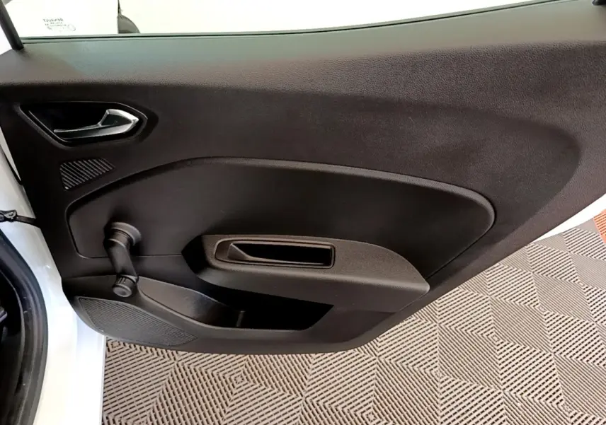 Vue rapprochée de la porte avant gauche noire d'une Renault Clio Business Blue dCi 85 blanche, avec manivelle de vitre.