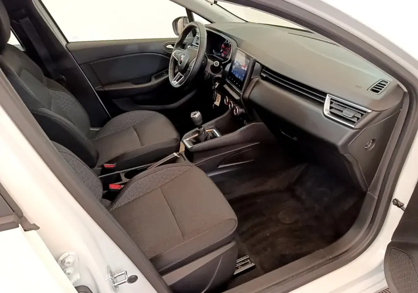 Intérieur de la Renault Clio Business Blue dCi 85 blanc, vue côté droit, montrant sièges et tableau de bord noir.