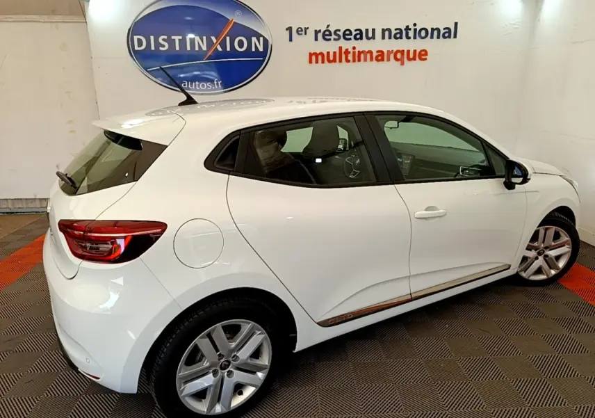 Vue côté droit d'une Renault Clio Business Blue dCi 85 blanche, avec jantes alliage et feux arrière LED visibles.