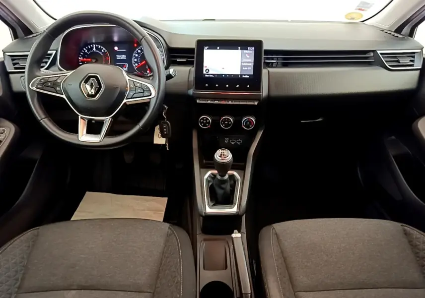 Vue intérieure avant de la Renault Clio Business Blue dCi 85 2020, tableau de bord noir avec écran tactile central et volant multifonction.