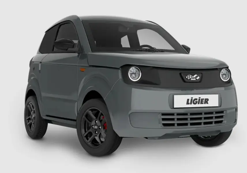 LIGIER Myli 0.5 REVO D+ gris clair vue 3/4 avant avec jantes alu noires et vitres arrière surteintées.