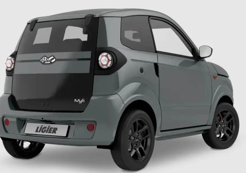 Vue 3/4 arrière droite d'une Ligier Myli gris clair avec vitres arrière surteintées et jantes alu noires.