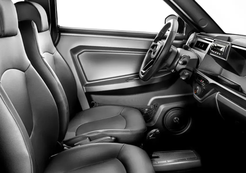 Intérieur de la LIGIER Myli 0.5 REVO D+ MAX 2026 vu côté conducteur, sièges noirs et tableau de bord moderne.