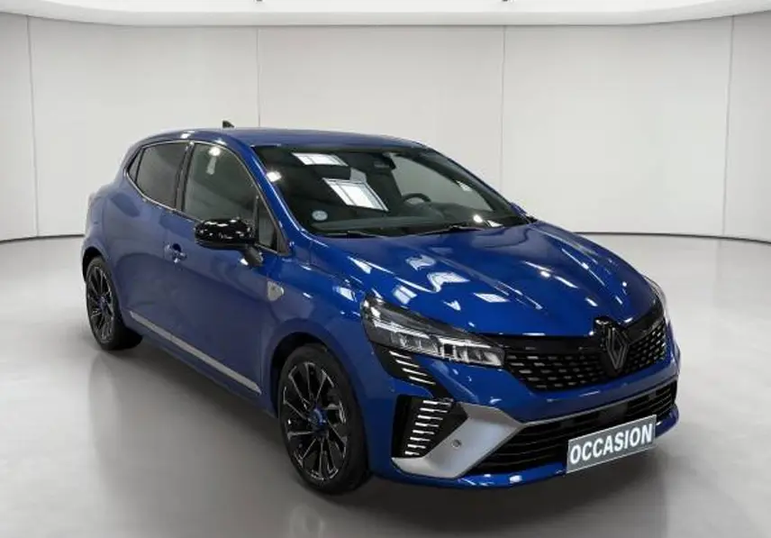 Renault Clio Esprit Alpine E-Tech 2024 bleu, vue 3/4 avant droit avec jantes noires et calandre distinctive.