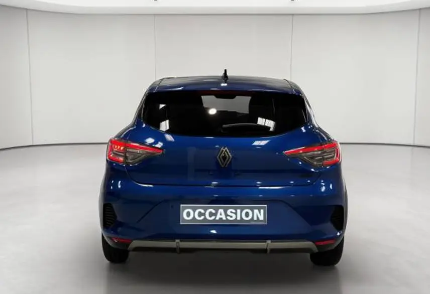 Vue avant d'une Renault Clio Esprit Alpine E-Tech hybride 2024 bleu profond avec calandre noire et feux LED distinctifs.