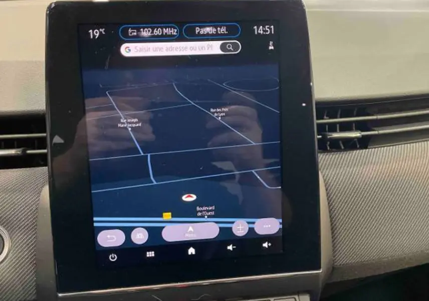 Vue arrière d'une Renault Clio Esprit Alpine E-Tech 2024 bleu foncé dans un studio lumineux.