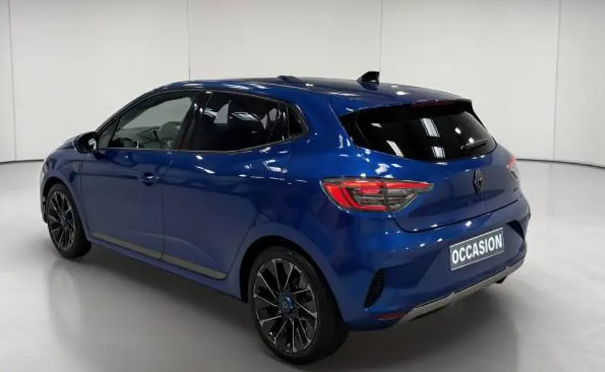 Vue 3/4 arrière droite d'une Renault Clio Esprit Alpine E-Tech 2024 bleu électrique avec jantes noires distinctives.